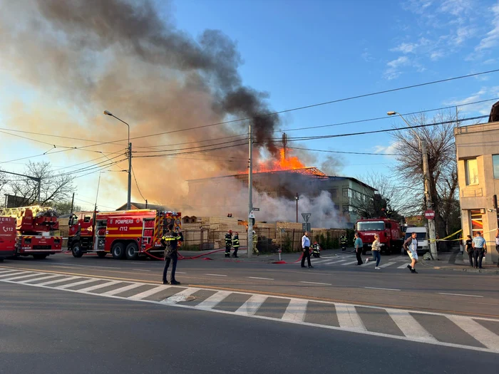 Incendiul a cuprins o suprafață de peste 2.000 de mp FOTO ISU B-IF