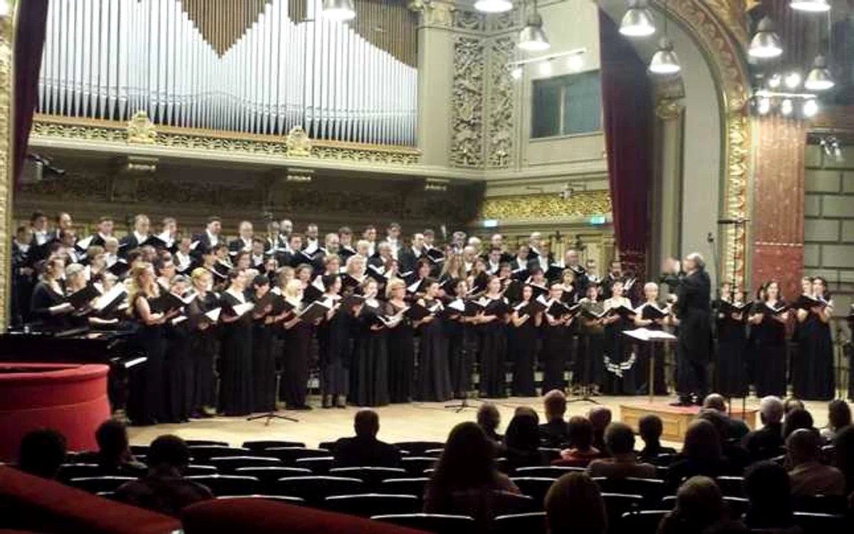 Corul Filarmonicii George Enescu, interpretând Liturghia de Rahmaninov