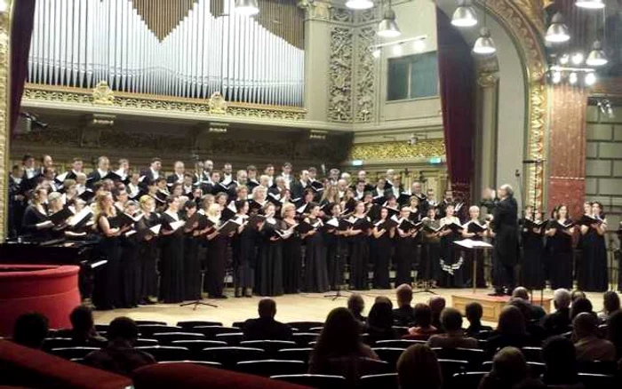 Corul Filarmonicii George Enescu, interpretând Liturghia de Rahmaninov