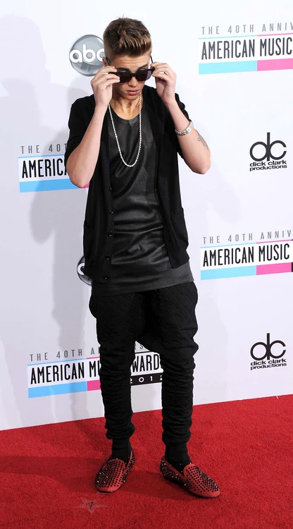 
    Justin Bieber a luat 3 trofee  