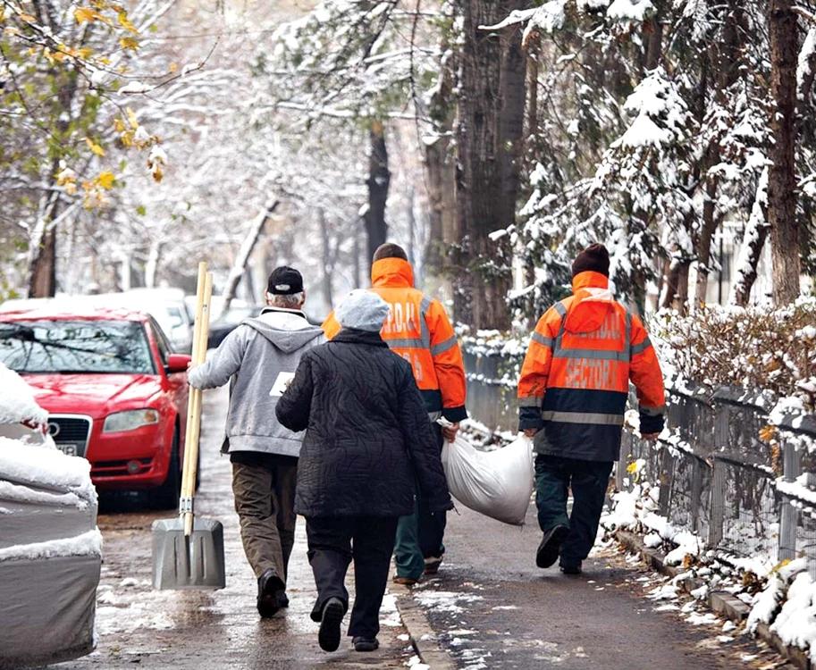 
    Oamenii au venit conştiincioşi  la ADP ca să se înarmeze cu lopeţi şi saci de nisip  