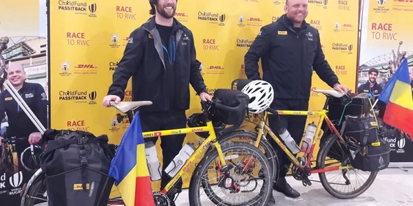 Pedalează din Anglia până în Japonia FOTO Ştefan Both