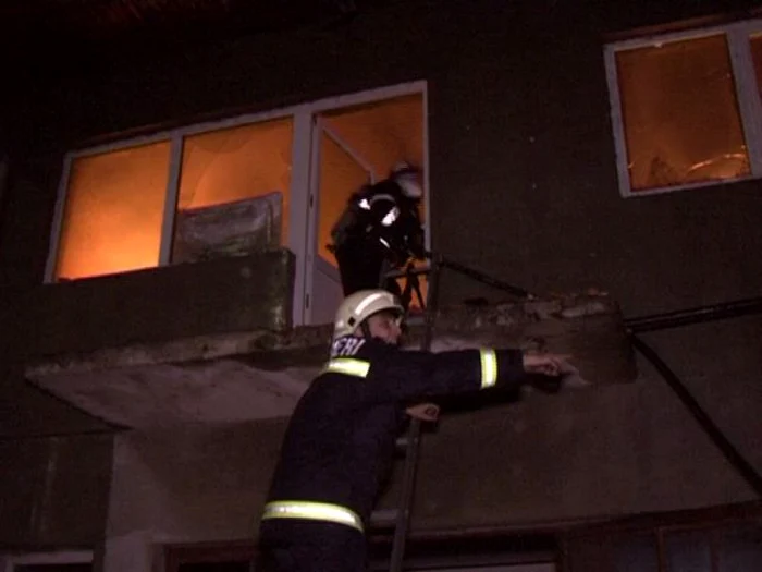 Incendiu la o casă de pe Calea Târgu Jiului FOTO Corina Macavei