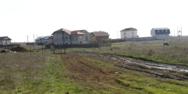 Craiova: Şi-au ridicat vile de zeci de mii de euro, dar au condiţii ca la ţară