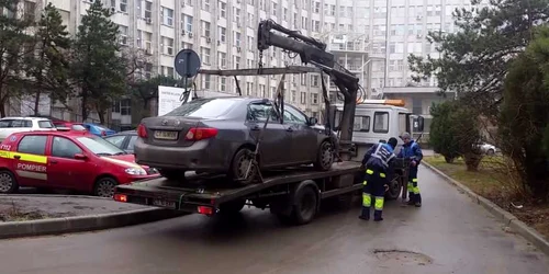 masina ridicata de politia locala constanta din curtea spitalului