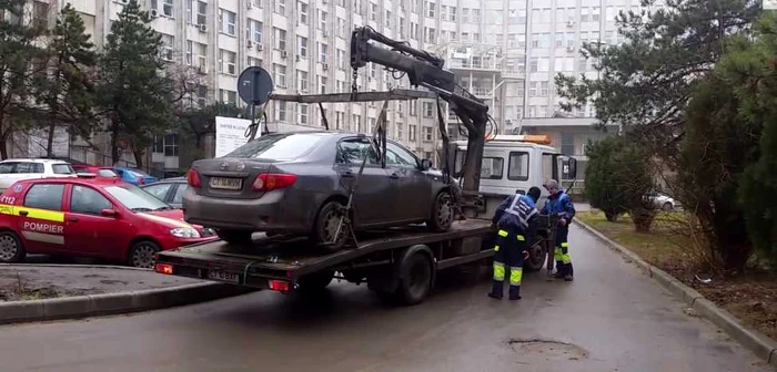 Proprietarul autoturismului are de plătit peste 800 lei pentru a-şi recupera maşina. FOTO Captură Video