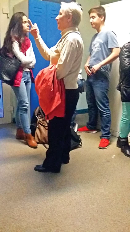 Mama unuia dintre răniţi aştepta ieri  pe holurile Spitalului Universitar