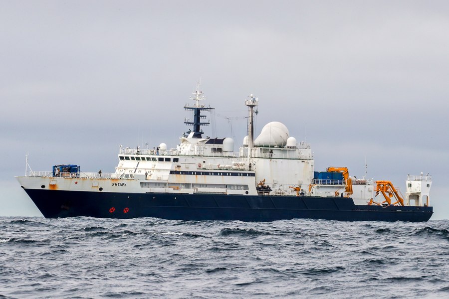 Navă de spionaj rusă, escortată de Marea Britanie, după ce a fost observată în preajma cablurilor submarine în Marea Irlandei