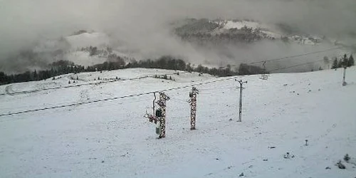 Primii fulgi de nea au început să cadă peste Parâng azi-noapte