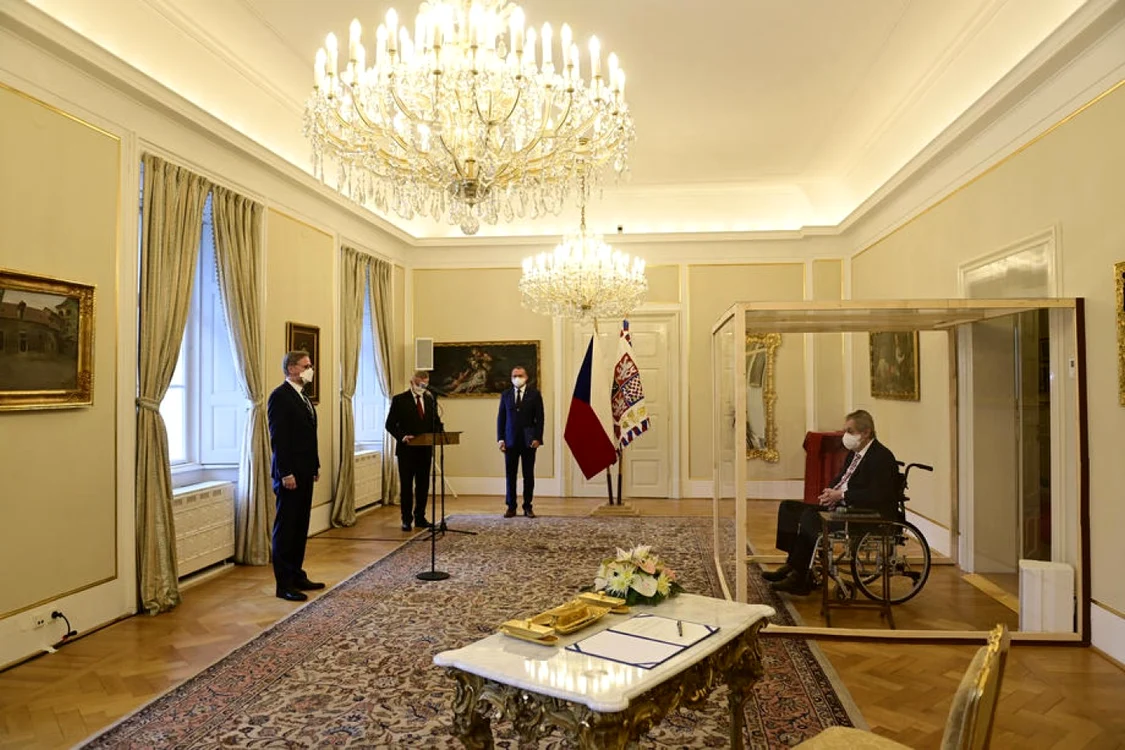 Foto: EPA-EFE / Petr Fiala, la numirea sa ca premier (în stânga, în prim plan).