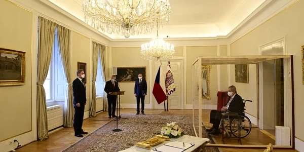 Milos Zeman protejat printr-o bariera din plastic in timp ce-l numeste premier pe Petr Fiala FOTO EPA-EFE