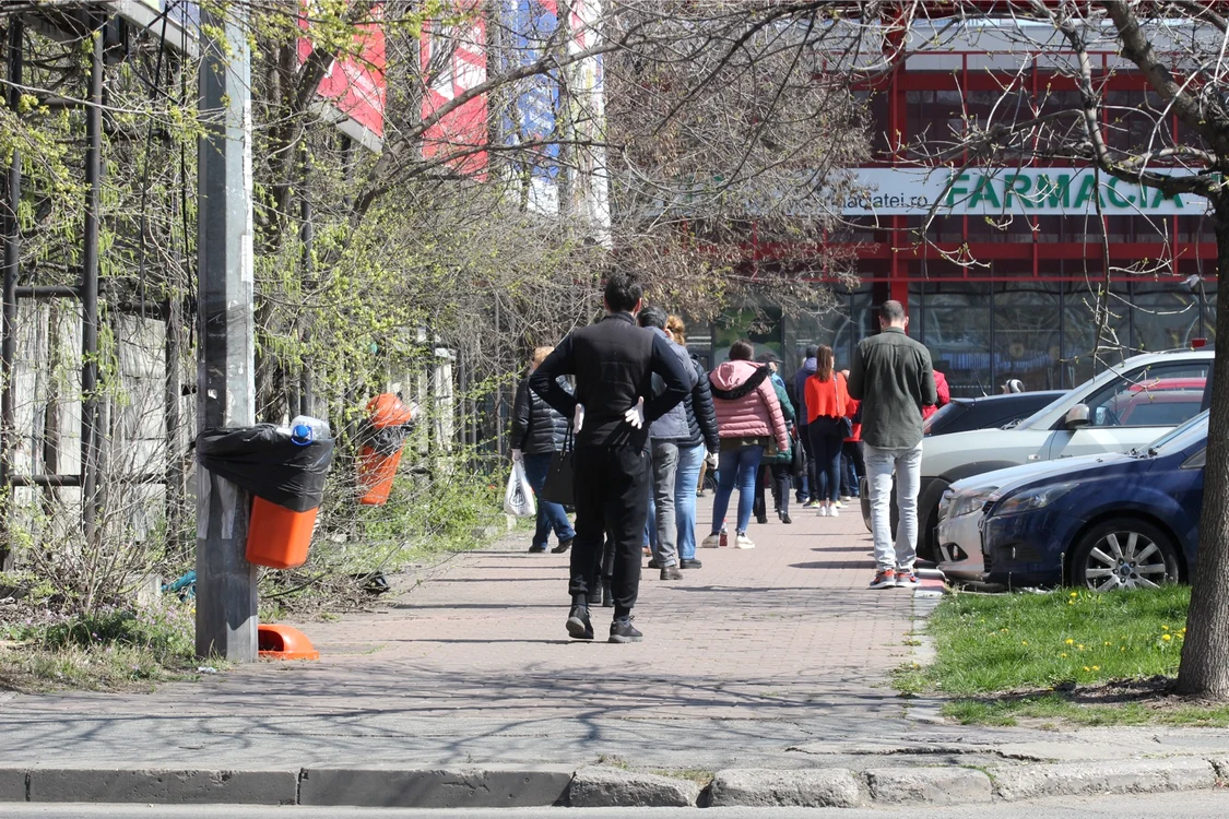 
    Relaxare pe o bancă de lângă parcul IOR. Tinerii au fost luați la întrebări de polițiști  