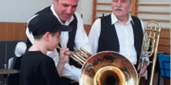 Elevi Şcoala nr. 30 Constanţa la ora de suflat cu muzicieni Constanţa Brass Band Săptămana Altfel Sursa Marinica Târziu