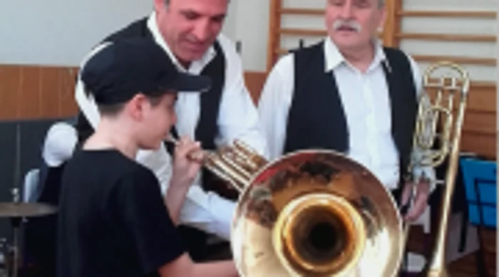 Elev învăţând de la muzicieni din Constanţa Brass Band Foto prof. Marinica Târziu