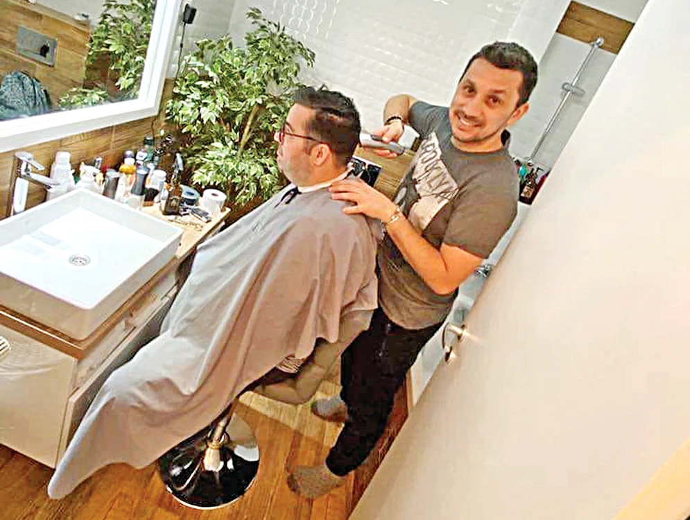 
    Flick e bun  și ca frizer  