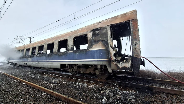 Vagonul cuprins de flăcări a fost decuplat FOTO: ISU Olt