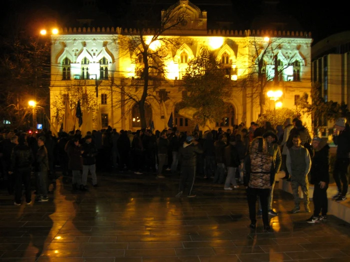 Aproximativ 300 de gălăţeni protestează în faţa Prefecturii din Galaţi Foto: Valentin Trufaşu