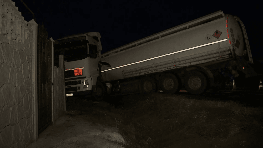 Cisternă cu motorină, din Ucraina, implicată într-un accident în Buzău. Mai multe case au fost evacuate