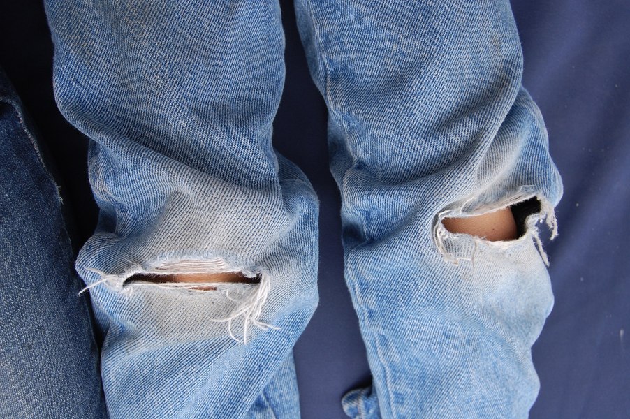 Cum îi afectează pe angajați metoda învechită de a obține blugi cu aspect uzat. Locul unde mai este încă folosită