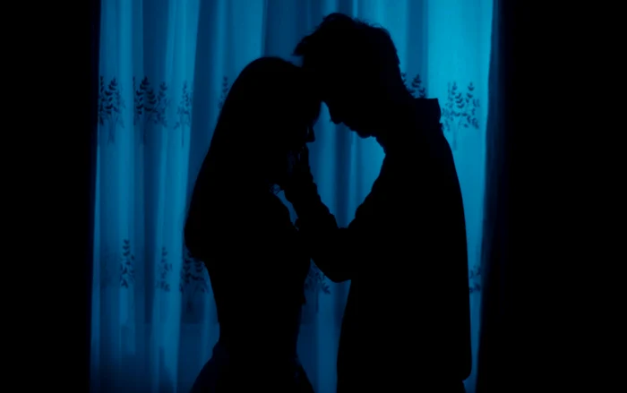 Cei doi sunt protagoniștii mai multor scene romantice