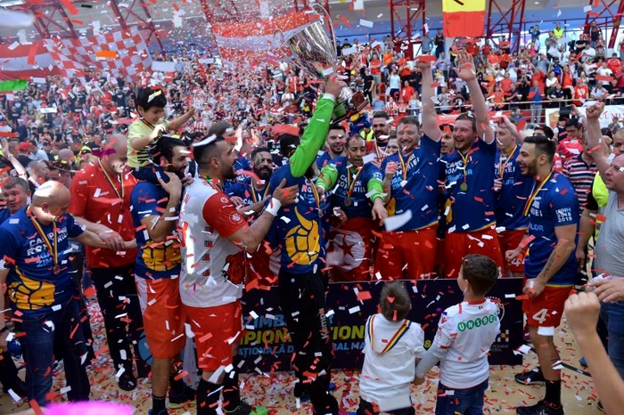 
    Handbaliștii dinamoviști au sărbătorit câștigarea titlului național alături de faniFoto: Sport Pictures  