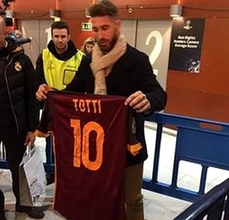 
    Ramos a arătat tricoul lui Totti  