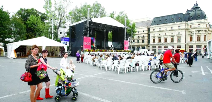 Lumea a găsit un loc de recreere în Piaţa Festivalului FOTO: Eduard Enea