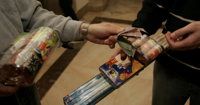 Şi deţinerea de pocnitori este considerată infracţiune 