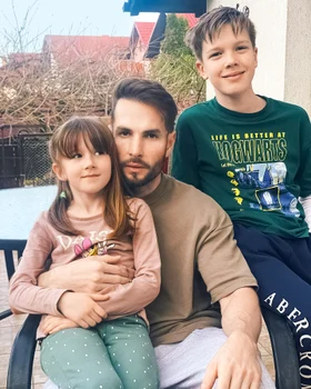 Având curtea comună cu cea a fratelui său, artistul petrece mult timp cu nepoții săi. FOTO: Instagram