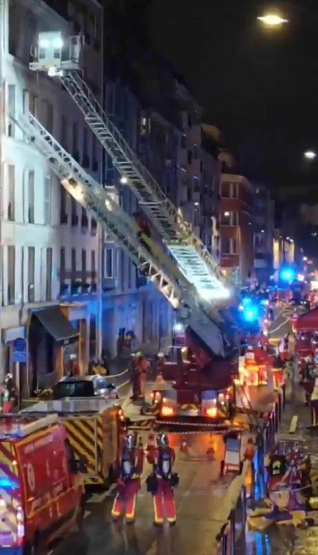 Un apartament din Paris s-a prăbușit peste cel de dedesubt în timpul unei petreceri. Mai multe persoane au fost rănite