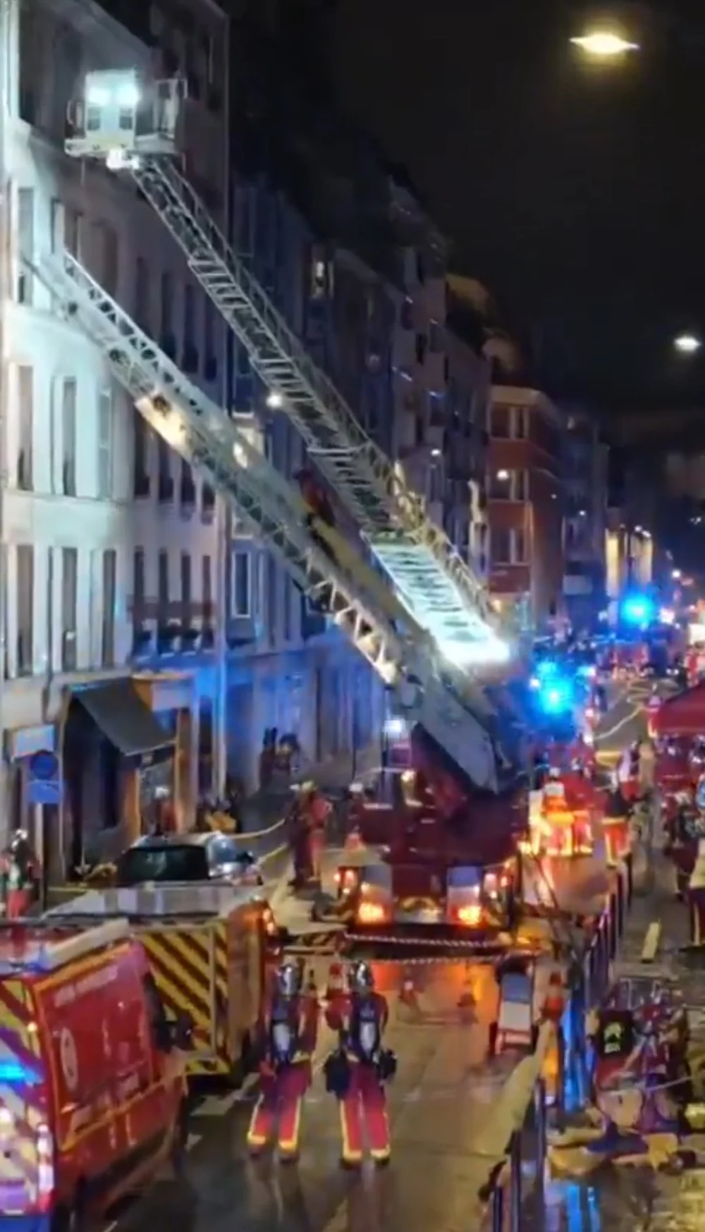 Un apartament din Paris s-a prăbușit peste cel de dedesubt în timpul unei petreceri. Mai multe persoane au fost rănite
