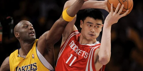 Yao Ming (dreapta) va sta pe tuşă circa un an