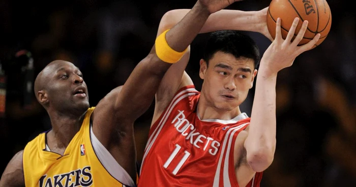 Yao Ming (dreapta) va sta pe tuşă circa un an