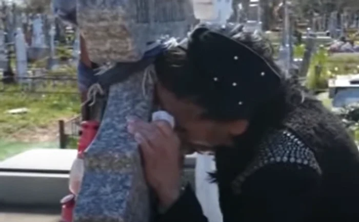 Elena Ploieșteanu, răpusă de durere la mormântul soțului Foto: Captură Video Prima TV