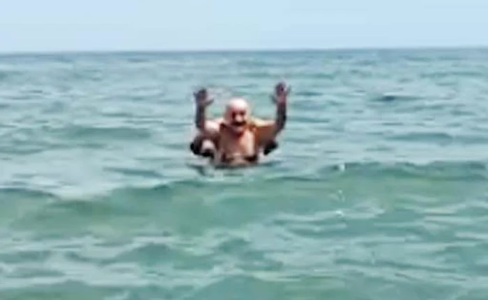 Viorel se bălăcește în mare