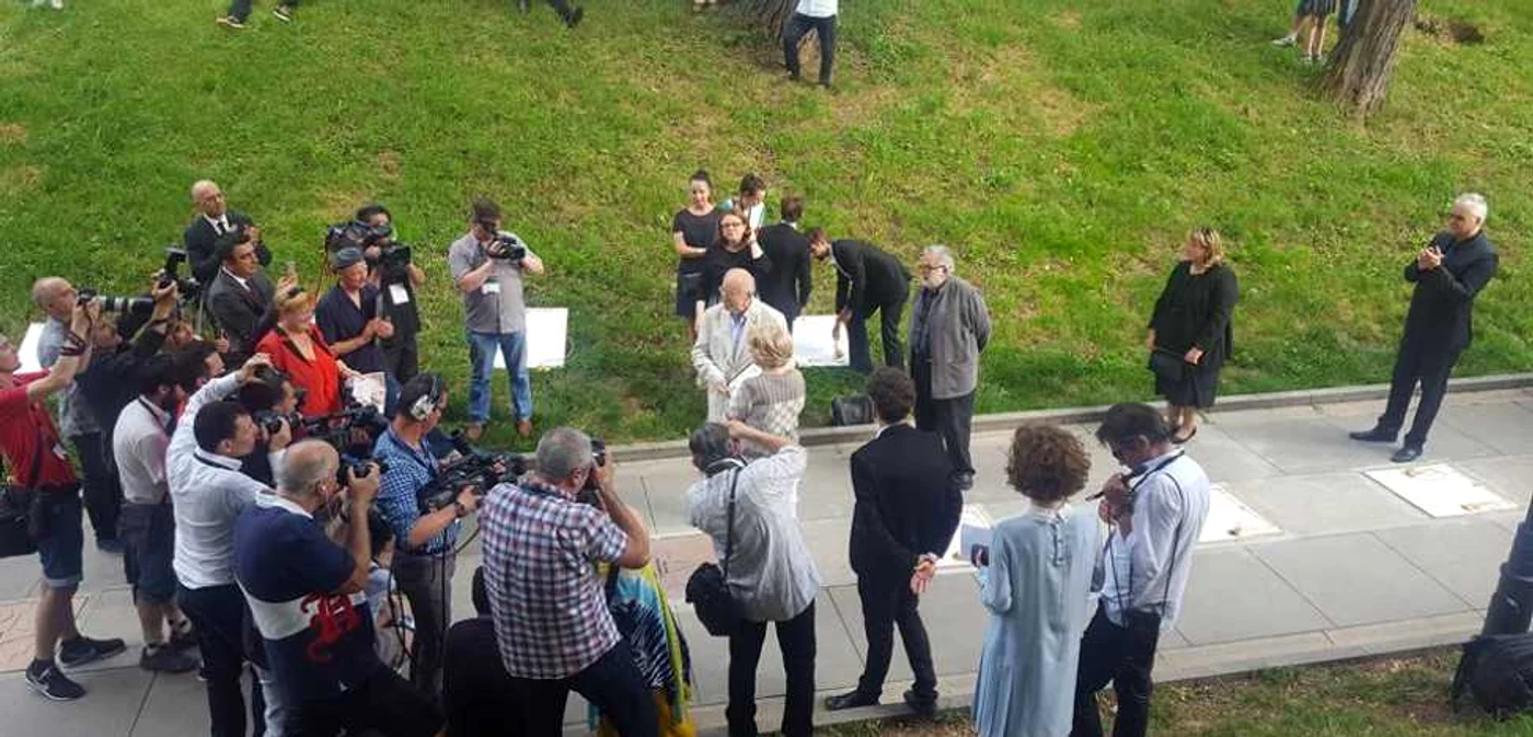 Victor Rebengiuc, aplaudat pe Aleea Celebrităţilor din Sibiu             FOTO: Ruxandra Predescu