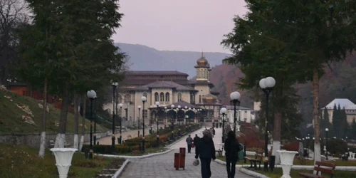 Mitropolia Moldovei şi Bucovinei îi ameninţă cu amenzi pe turiştii care-i calcă pădurea la Slănic Moldova FOTO Mircea Merticariu