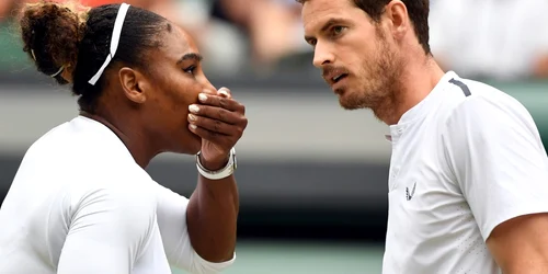 Britanicul Andy Murray şi americanca Serena Williams discută în timpul partidei de dublu mixt împotriva francezului Fabrice Martin şi a americancei Raquel Atawo în timpul turneului de tenis Wimbledon 2019 la All England Lawn Tennis Club din Londra Ma