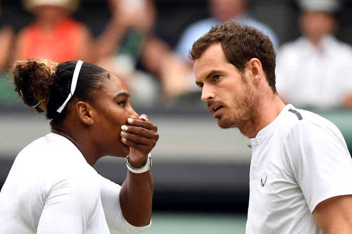 Britanicul Andy Murray şi americanca Serena Williams discută în timpul partidei de dublu mixt împotriva francezului Fabrice Martin şi a americancei Raquel Atawo în timpul turneului de tenis Wimbledon 2019 la All England Lawn Tennis Club din Londra Ma