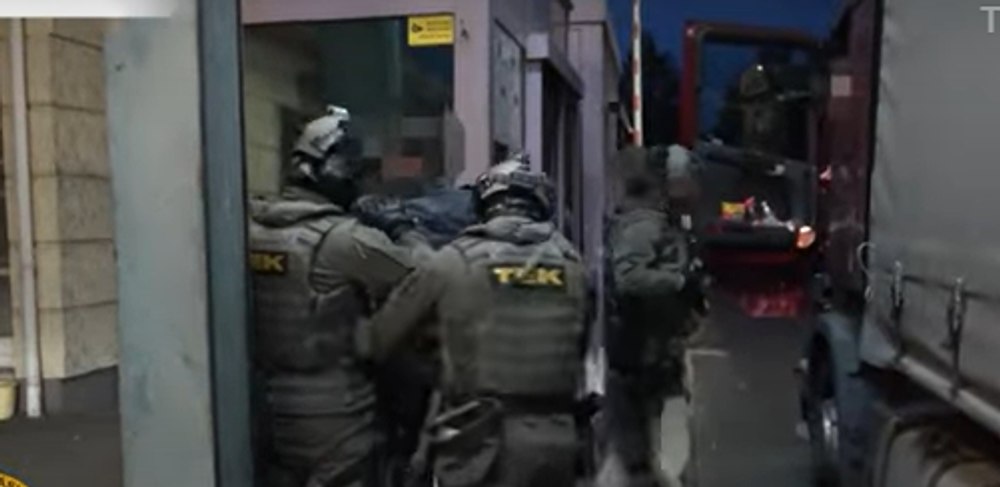 Doi vameși maghiari care au cerut unui camionagiu 1.500 de euro ca să-i permită trecerea în România, arestați VIDEO 