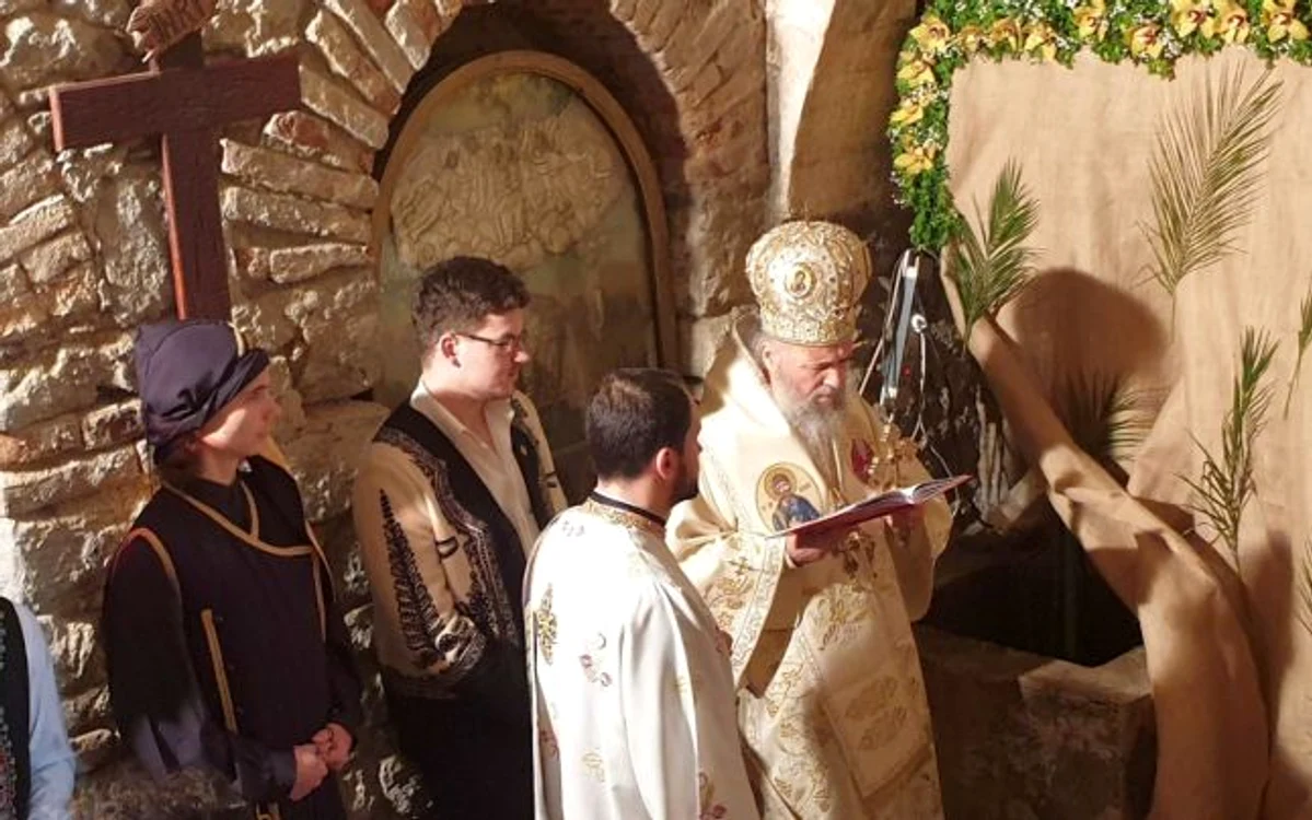 Credincioşii au continuat să vină la slujbe în mai multe ţări