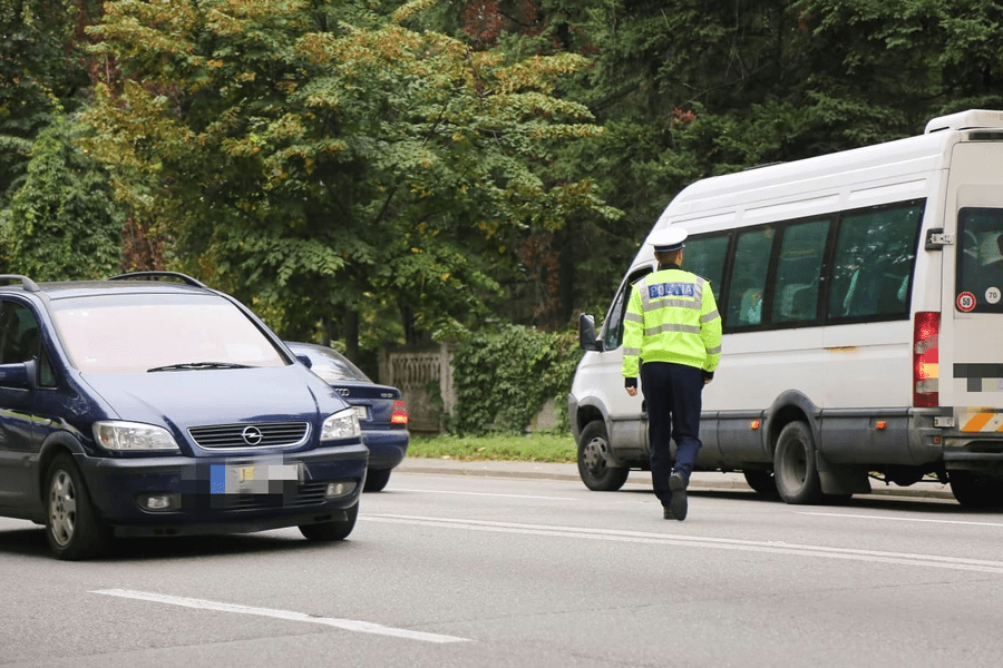 Amenzi pentru transportatorii de persoane din Gorj. Taximetrist prins băut la volan
