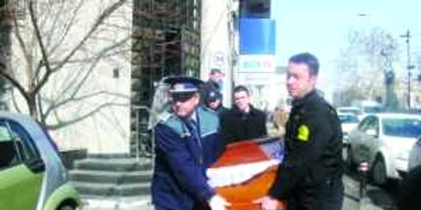 Sicriul cu trupul neînsufleţit al bărbatului a fost scos din bancă de poliţişti