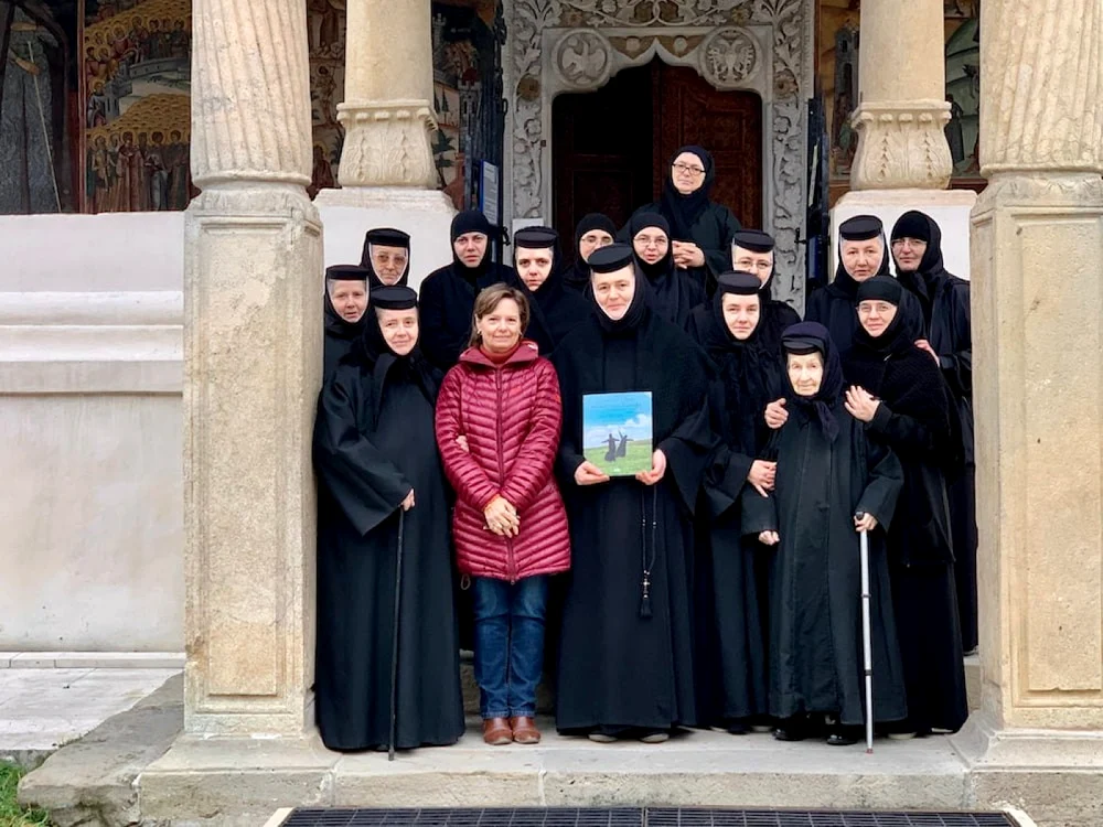 Principesa Sofia alături de călugăriţele de la Mănăstirea Horezu - Vâlcea şi albumul „Mănăstirea Română” Foto Familia Regală a României