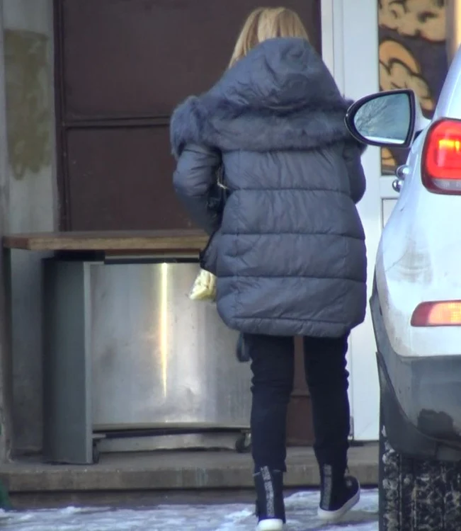 Simona Gherghe îşi protejează burtica de ger cu haine groase