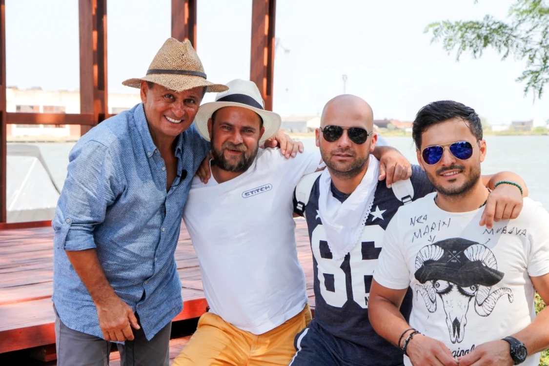 Nea Mărin are grijă ca Cosmin Seleşi, Andrei Ştefănescu şi Liviu Vârciu să-şi facă treabă la „Poftiţi la muncă“ FOTO Antena 1