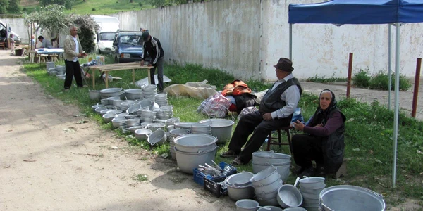 Comercianţii cu tuciuri şi tigăi au venit la bâlciul de Rusalii încă de ieri