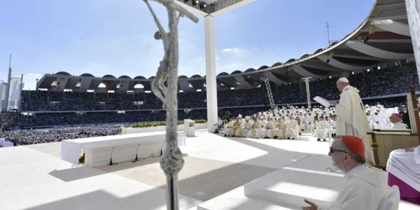 Papa Francisc oficiind o liturghie in Emiratele Arabe Unite FOTO EPA-EFE