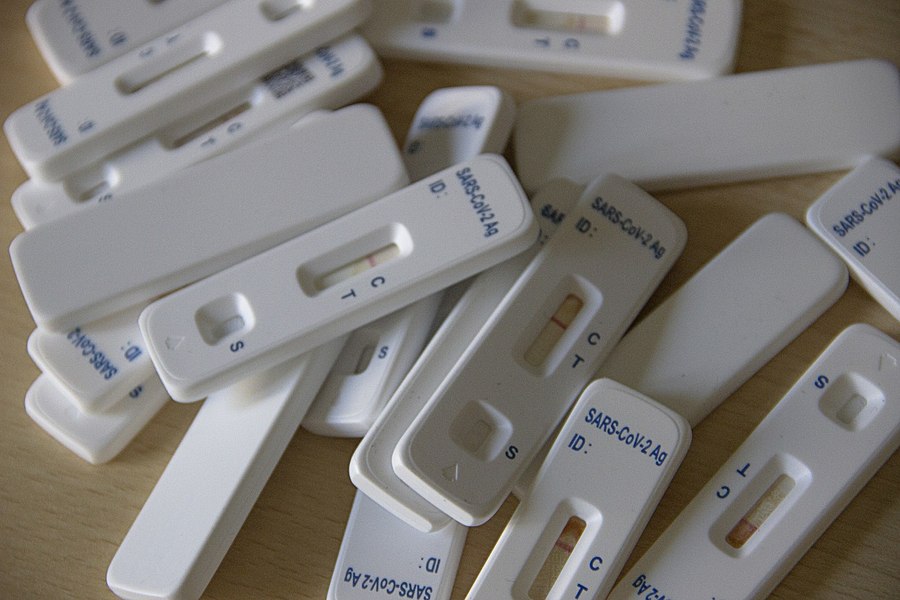 „Boala” românilor să se trateze singuri. Când ajută cu adevărat testele rapide din farmacii și ce trebuie să facă pacienții