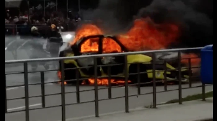 Mașina a ars în plină stradă, blocând traficul în zona Obor din Capitalăfoto: captură